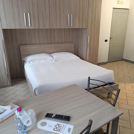 Residence Borromeo เชซาโน มาแดร์โน ภายนอก รูปภาพ